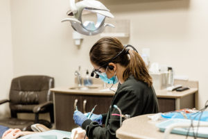 RDH cleaning teeth